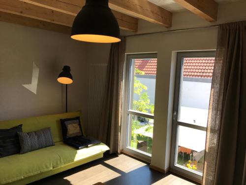 un soggiorno con divano verde e finestra di Blackbird´s Nest a Wiesenbronn