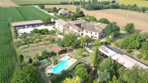 an aerial view of a house with a swimming pool at Auberge La Plaine in Chabrillan