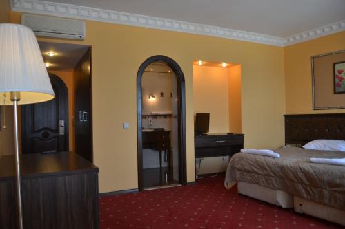 a hotel room with a bed and a mirror at Hotel Deniz Eceabat in Eceabat