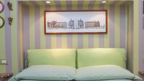 ローマにあるMontefiore Loftのベッドルーム1室(壁に絵が描かれたベッド1台付)