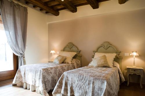 a bedroom with two beds and a window at Casa Di Mi in Serrungarina