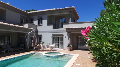 Πισίνα στο ή κοντά στο Charming Exceptional Golf Villa in Algarve
