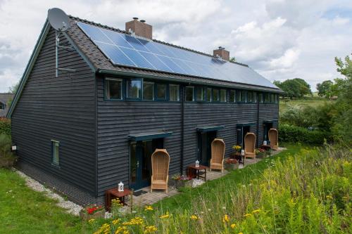 une maison avec des panneaux solaires sur le toit dans l'établissement Hof van Bommerig, à Malines