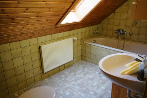ein Badezimmer mit einem Waschbecken und einer Badewanne in der Unterkunft Seminarhaus am Liebfrauenberg in Haintchen