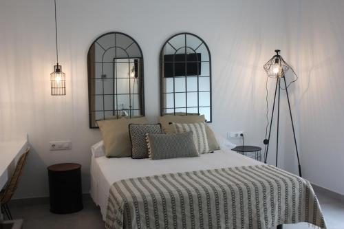 Säng eller sängar i ett rum på Hostal Cervantes Playa