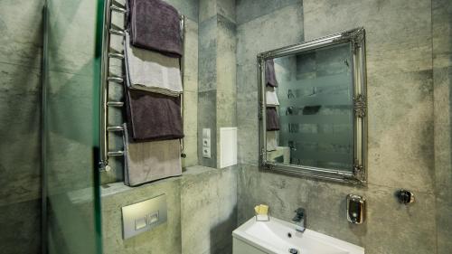 リヴィウにあるFoxy Lvivのバスルーム(洗面台、ガラス張りのシャワー付)