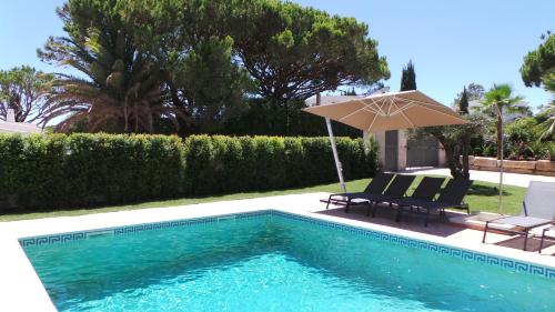 Πισίνα στο ή κοντά στο Charming Exceptional Golf Villa in Algarve