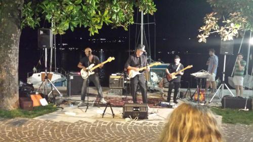 a group of people playing music on a stage at Villa La Baia a pochi passi dal lago in San Felice del Benaco