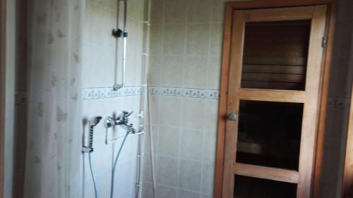 Kylpyhuone majoituspaikassa Huvikumpu