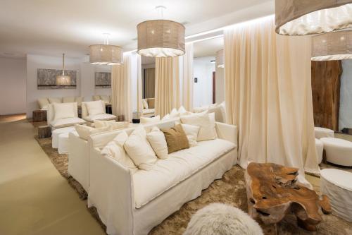 a living room with a white couch and a table at Lagos Avenida Hotel in Lagos