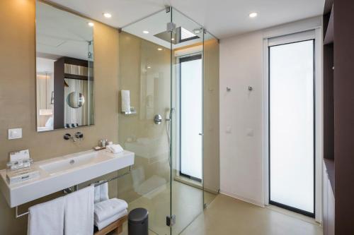 Ett badrum på Lagos Avenida Hotel