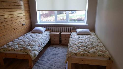 sypialnia z 2 łóżkami i oknem w obiekcie Järva Jahindusklubi HOSTEL w mieście Paide