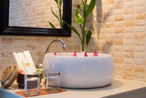 a bathroom sink with pinktips on a counter at Tan Kang Angkor Hotel in Siem Reap