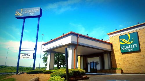 a gas station with a sign in front of it at Quality Inn- Chillicothe in Chillicothe