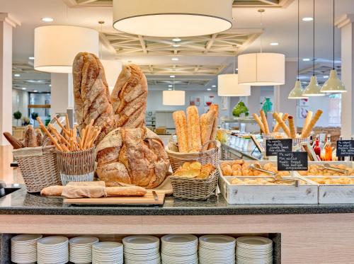 una panadería con pan y bollería en una barra en H10 Mediterranean Village, en Salou
