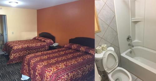 a hotel room with two beds and a toilet and a tub at Leesville Lodge in Leesville