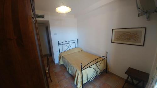 a small bedroom with a bed and a picture on the wall at Agriturismo La Vecchia Fattoria in Orte