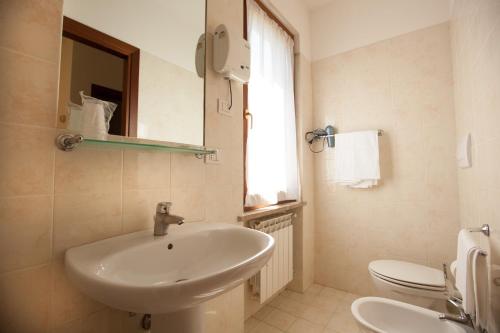 La salle de bains est pourvue d'un lavabo, de toilettes et d'une fenêtre. dans l'établissement Agriturismo La Vecchia Fattoria, à Orte