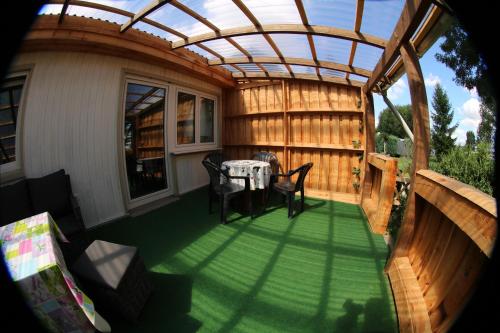 a pergola on a patio with a table and chairs at Campingplatz am Hünstein in Nohra