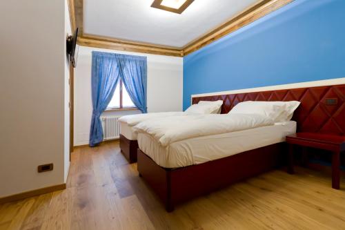 a bedroom with two beds and a window at B&B alla Piazzetta in Trivignano Udinese
