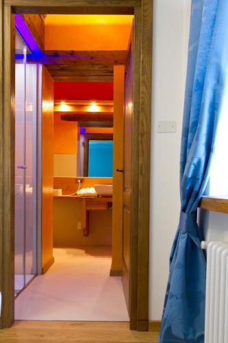 a room with a mirror and a dressing room at B&B alla Piazzetta in Trivignano Udinese