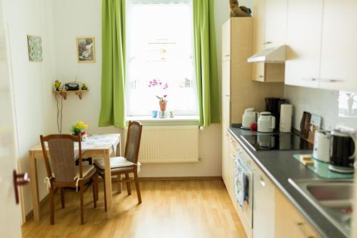 cocina con mesa, sillas y ventana en Ferienwohnung Schermer, en Rinteln