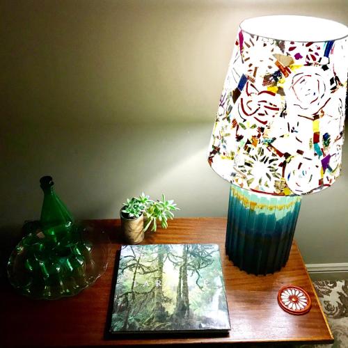 a table with a lamp and a picture on it at Vine Valley Inn in Cessnock