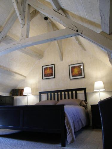 une chambre avec un grand lit dans une pièce dans l'établissement Honfleur de lys, à Honfleur