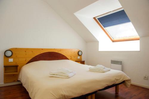 ein Schlafzimmer mit einem Bett mit zwei Handtüchern darauf in der Unterkunft VTF Le Bief Rouge in Métabief
