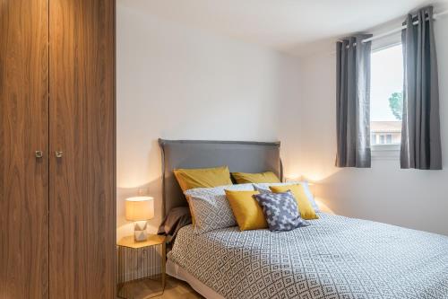 サントロペにあるLe Semiramisのベッドルーム1室(黄色と青の枕付きのベッド1台付)