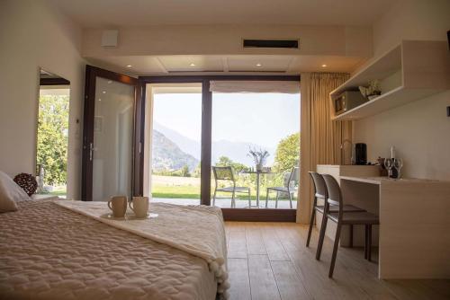 A bed or beds in a room at Villa La Rosa B&B