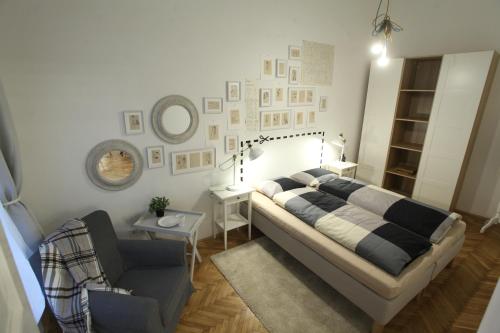 - une chambre avec un lit et une chaise dans l'établissement Tailor Apartment in the Center, à Budapest