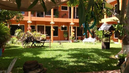 a building with a yard with chairs and a building at Real del Ambar in Tuxtla Gutiérrez