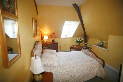une chambre avec un lit et une fenêtre dans l'établissement Appartement Autour de la Rose, à Honfleur