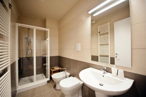 łazienka z umywalką, toaletą i prysznicem w obiekcie B&B Lo Studio w mieście LʼAquila