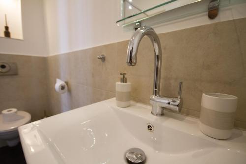 Ένα μπάνιο στο home2be apartments
