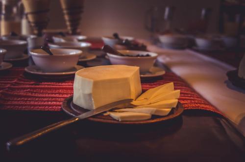 Un bloque de queso en un plato sobre una mesa. en Altalaluna Hotel Boutique & Spa, en Cafayate