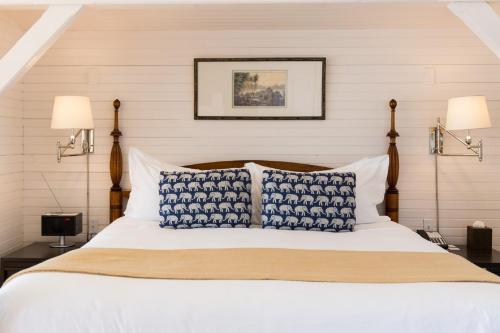 a bedroom with a white bed with two lamps at Castle Hill Inn in Newport