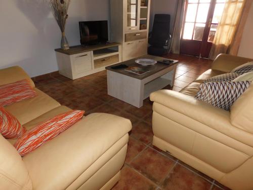 Μια τηλεόραση ή/και κέντρο ψυχαγωγίας στο Villa Lucky - Heated Pool