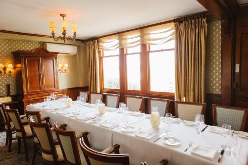 a dining room with a long table and chairs at Castle Hill Inn in Newport