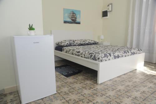 アグローポリにあるBucaniere Roomsの白いベッドフレームが備わる客室のベッド1台分です。