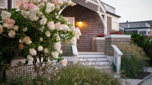 a house with white and pink flowers on the stairs at Castle Hill Inn in Newport