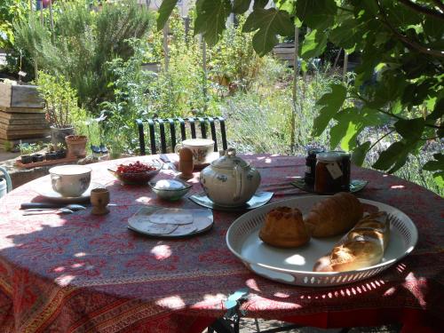 Uffholtz的住宿－Le Haut de l'Espérance，一张桌子上放着一盘羊角面包和面包