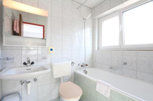 Koupelna v ubytování Hotel Garni Domino