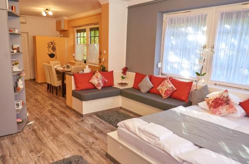 een woonkamer met een bank en een eetkamer bij Centrum Luxus Apartman in Makó