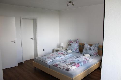 1 dormitorio con 1 cama con pared blanca en Fewo Weitsicht en Wegberg