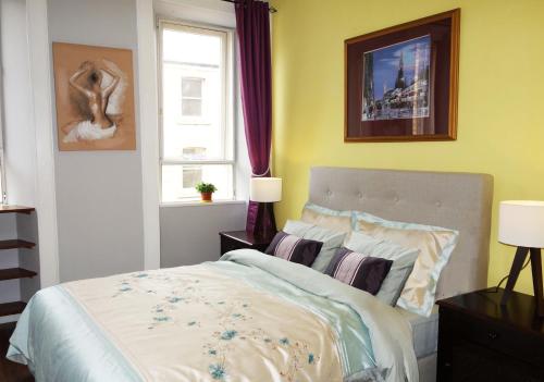 Postel nebo postele na pokoji v ubytování QUIET Home in Heart of Edinburgh