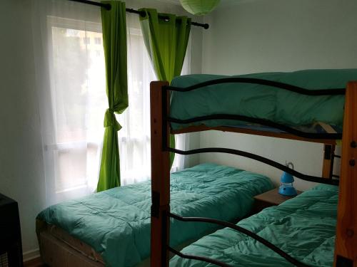 Двухъярусная кровать или двухъярусные кровати в номере Condominio Bahia Pelicanos - Horcon