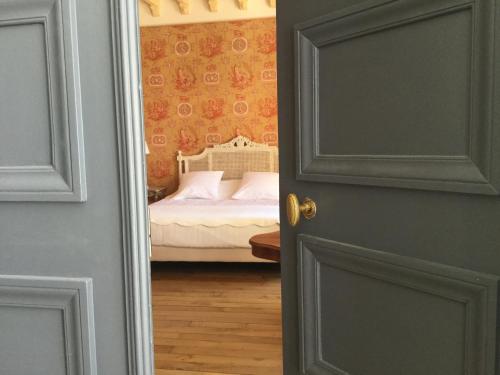 a door leading to a bedroom with a bed at Le Clos d 'Aÿ in Épernay