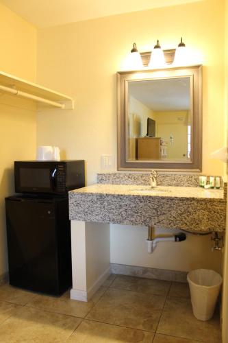 A bathroom at Beachway Inn